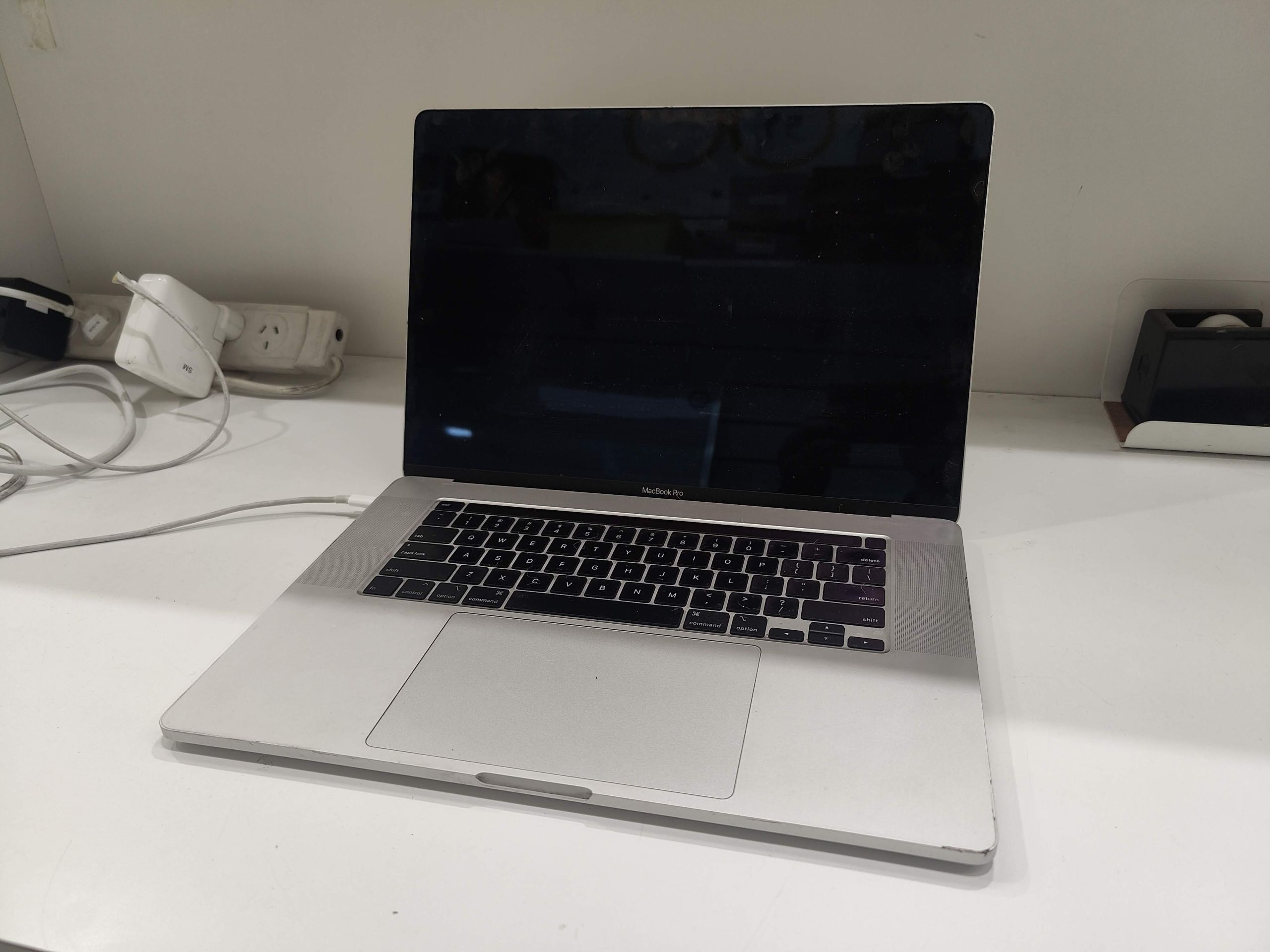 Apple MacBook Pro 16″ laptop Screen Problem Apple MacBook Pro 16" laptop Screen Problem