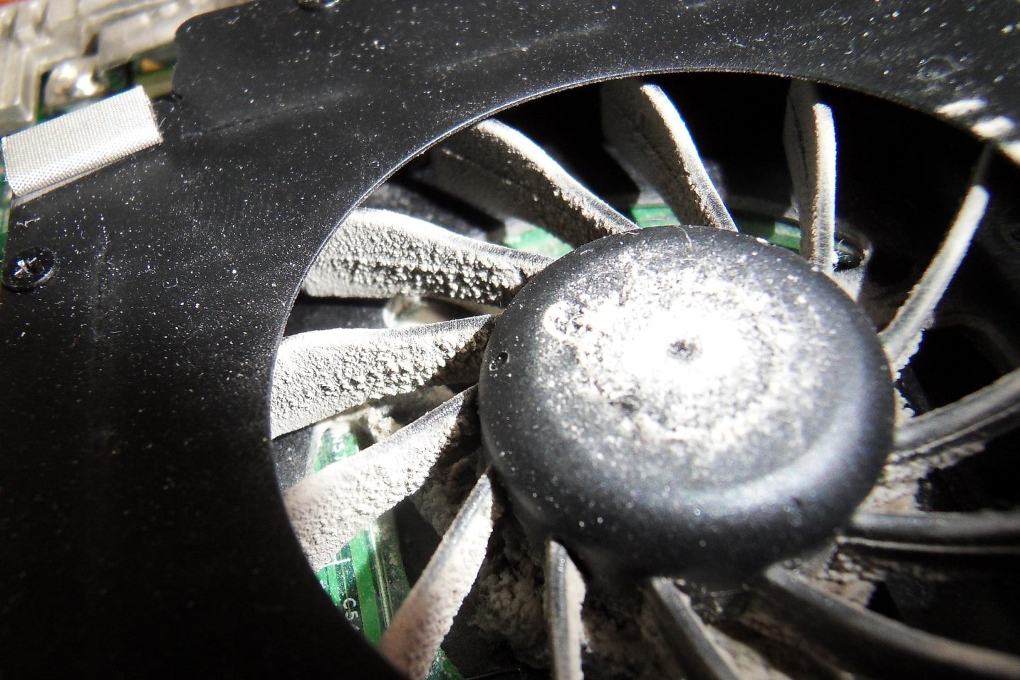 Dusty computer fan / CC-BY-SA-3.0 via https://commons.wikimedia.org/wiki/File:Dusty_computer_cooling_fan.JPG / CC BY-SA (https://creativecommons.org/licenses/by-sa/3.0)