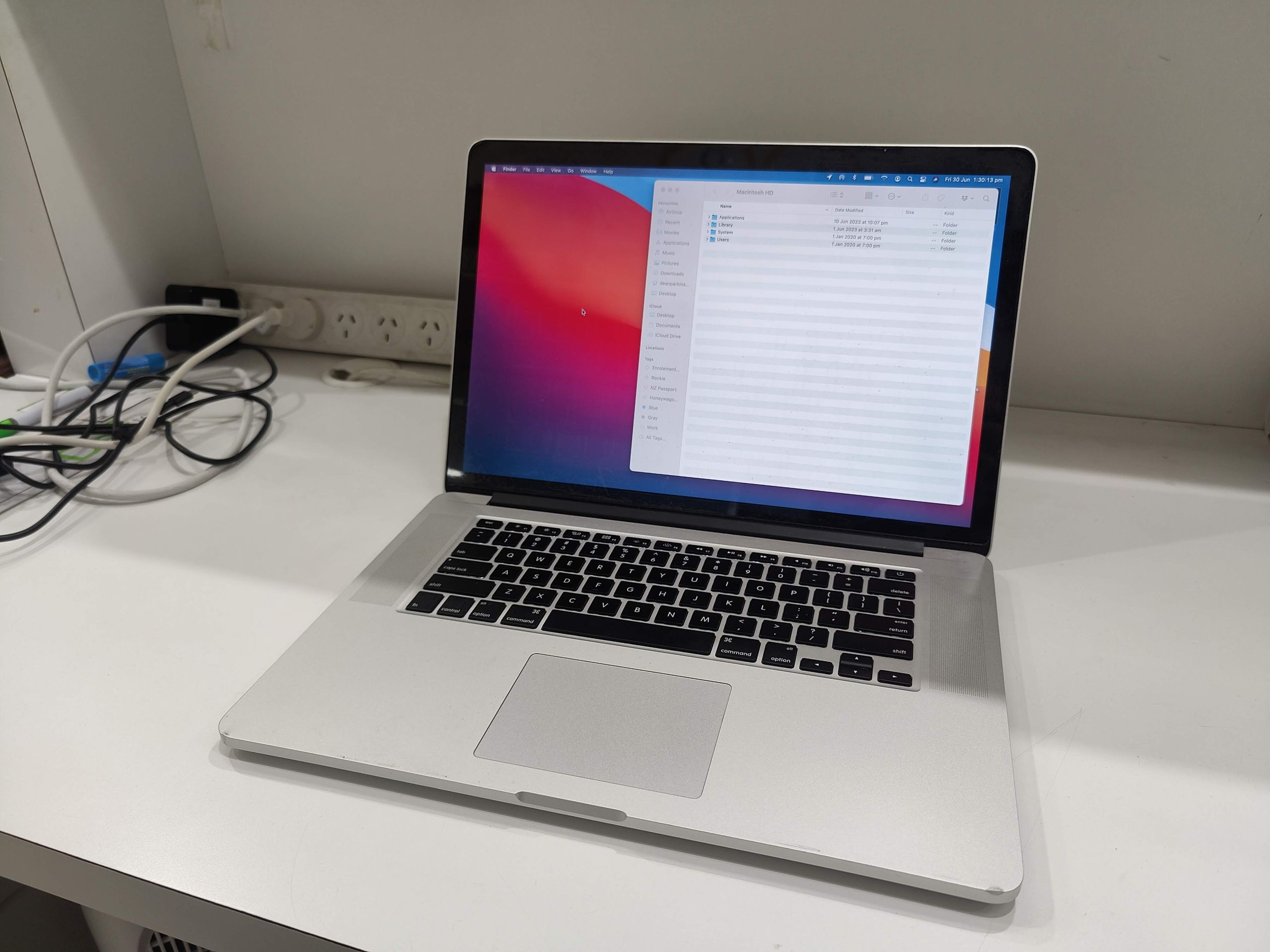 MacBook 15-Inch Resolved Battery Problem Full View MacBook 15-Inch Resolved Battery Problem Full View